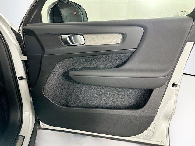 Photo of 2025 Crystal White Pearl Volvo XC40