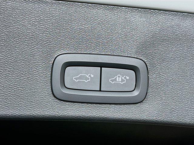 Photo of 2025 Crystal White Pearl Volvo XC40