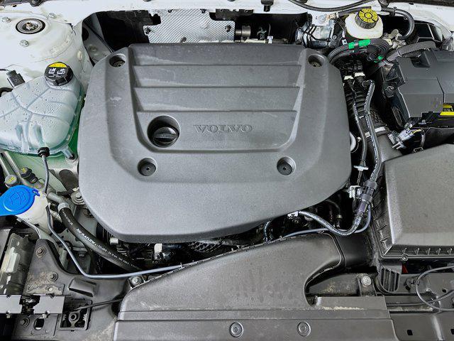 Photo of 2025 Crystal White Pearl Volvo XC40