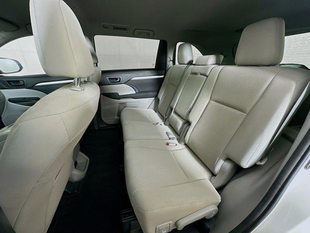 Photo of 2016 Blizzard Pearl Toyota Highlander