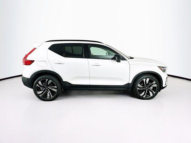 Photo of 2025 Crystal White Pearl Volvo XC40