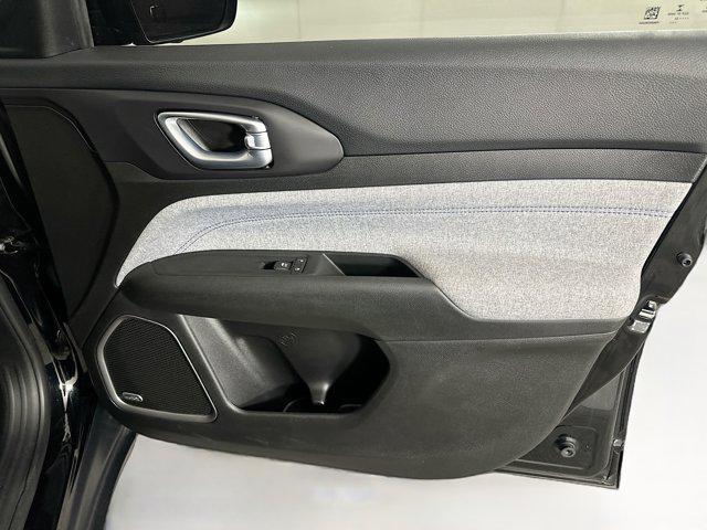 Photo of 2022 Diamond Black Crystal Pearlcoat Jeep Compass