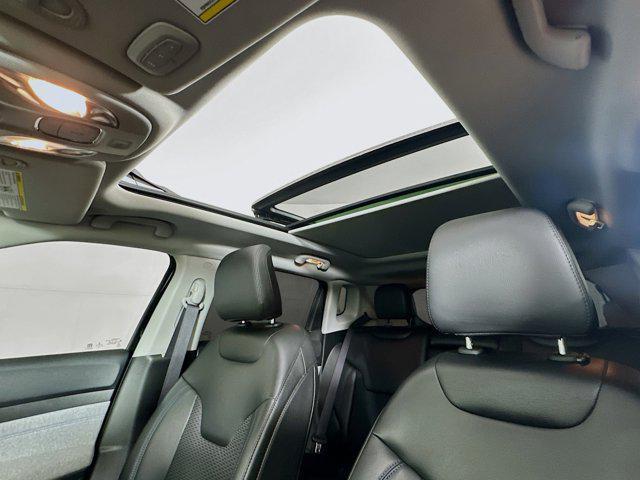 Photo of 2022 Diamond Black Crystal Pearlcoat Jeep Compass