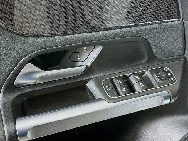 Photo of 2022 Iridium Silver Metallic Mercedes-Benz GLB 250