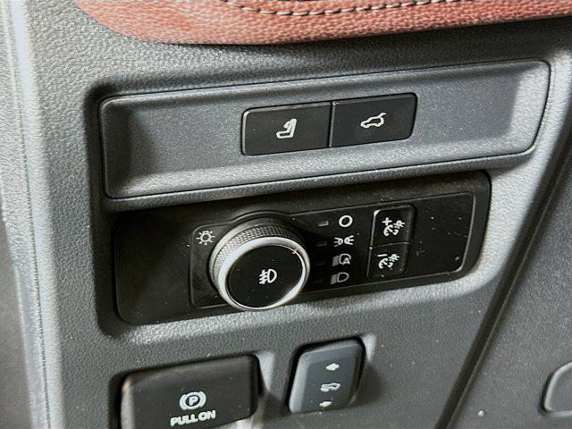 Photo of 2024 Agate Black Metallic Ford Expedition