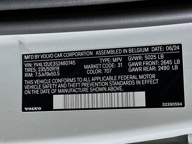 Photo of 2025 Crystal White Pearl Volvo XC40
