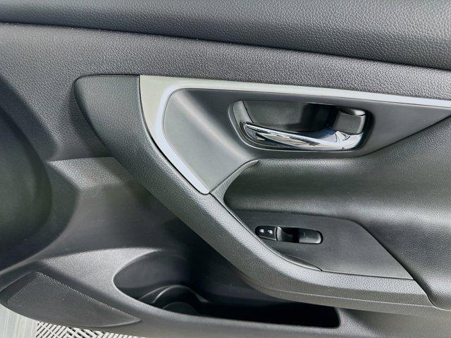 Photo of 2017 Brilliant Silver Nissan Altima