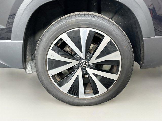 Photo of 2024 Pyrite Silver Metallic Volkswagen Taos