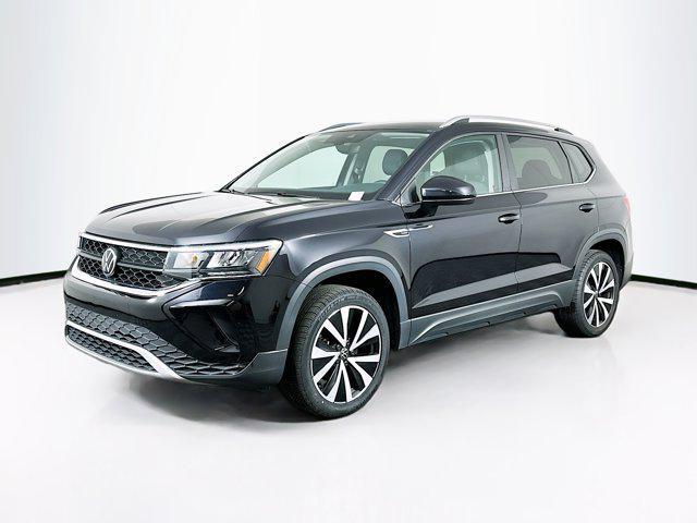 Photo of 2024 Pyrite Silver Metallic Volkswagen Taos