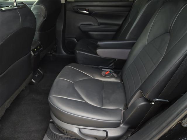 Photo of 2021 Midnight Black Metallic Toyota Highlander Hybrid