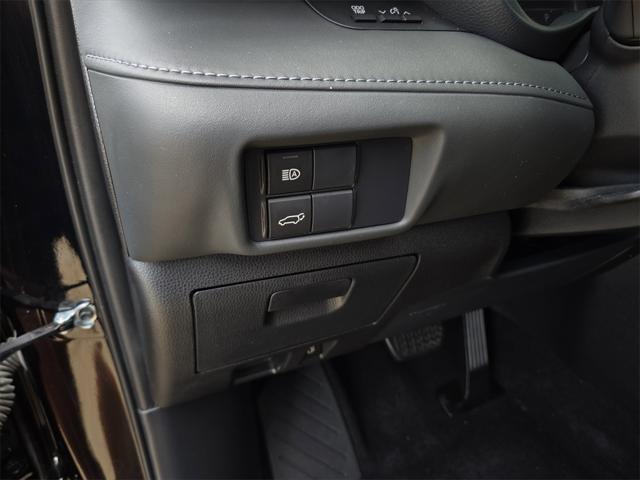 Photo of 2021 Midnight Black Metallic Toyota Highlander Hybrid