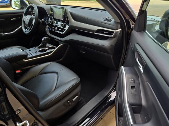 Photo of 2021 Midnight Black Metallic Toyota Highlander Hybrid