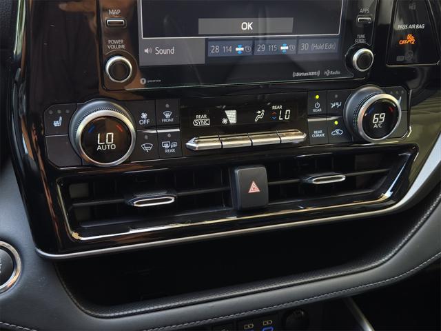 Photo of 2022 Celestial Silver Metallic Toyota Highlander