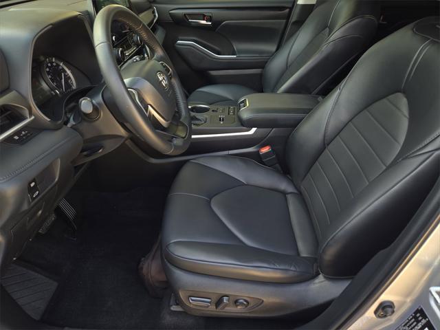 Photo of 2022 Celestial Silver Metallic Toyota Highlander