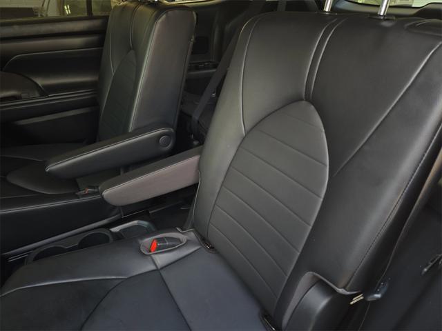 Photo of 2022 Celestial Silver Metallic Toyota Highlander