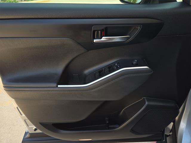 Photo of 2022 Celestial Silver Metallic Toyota Highlander