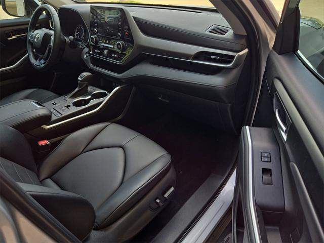 Photo of 2022 Celestial Silver Metallic Toyota Highlander