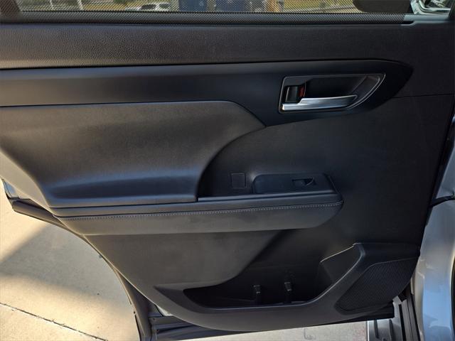 Photo of 2022 Celestial Silver Metallic Toyota Highlander