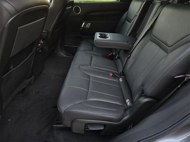 Photo of 2018 Gray Land Rover Discovery