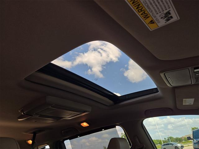 Photo of 2024 Platinum White Pearl Honda Odyssey