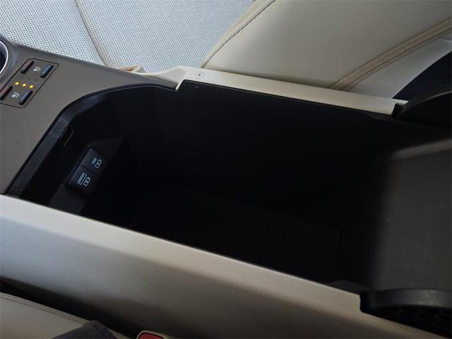 Photo of 2023 Wind Chill Pearl Toyota Camry Hybrid