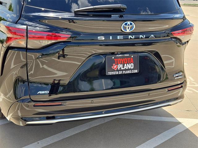 Photo of 2024 Midnight Black Metallic Toyota Sienna