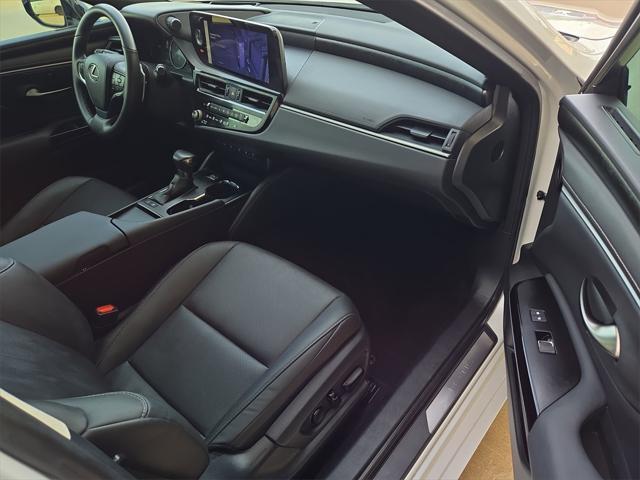 Photo of 2024 Eminent White Pearl Lexus ES 300h