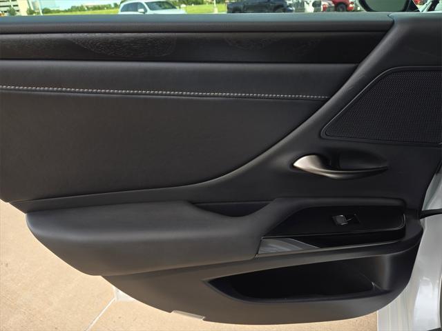 Photo of 2024 Eminent White Pearl Lexus ES 300h