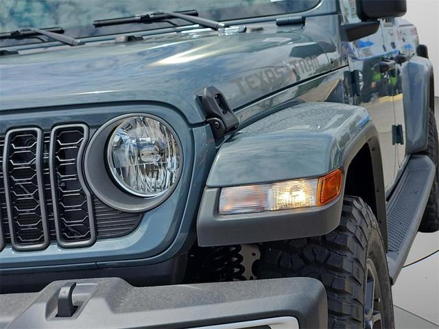 Photo of 2025 Anvil Clearcoat Jeep Gladiator