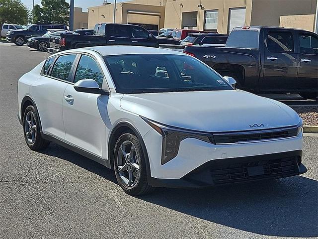 Photo of 2025 Snow White Pearl Kia K4