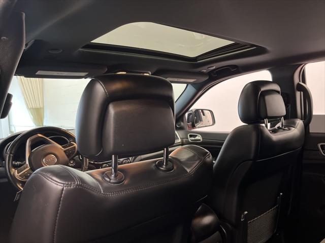 Photo of 2021 Diamond Black Crystal Pearlcoat Jeep Grand Cherokee