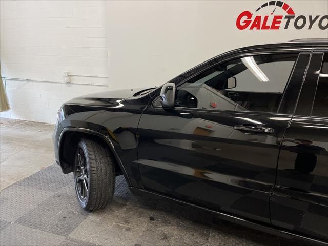 Photo of 2021 Diamond Black Crystal Pearlcoat Jeep Grand Cherokee