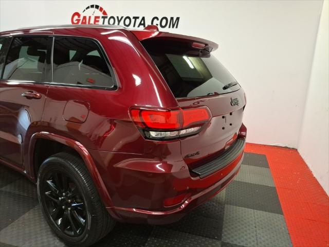 Photo of 2017 Velvet Red Pearlcoat Jeep Grand Cherokee