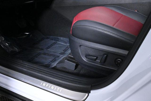 Photo of 2024 Radiant White INFINITI QX50