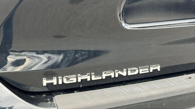Photo of 2021 Midnight Black Metallic Toyota Highlander