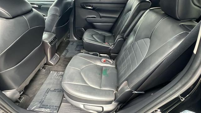 Photo of 2021 Midnight Black Metallic Toyota Highlander