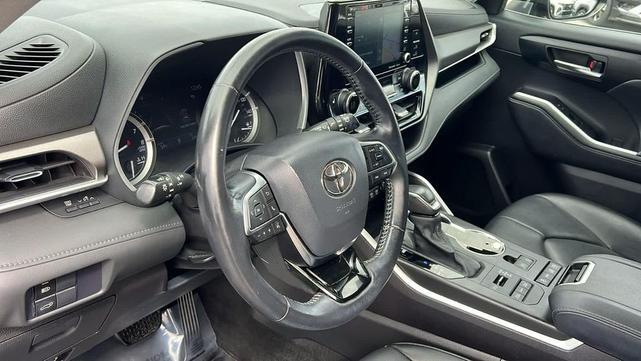 Photo of 2021 Midnight Black Metallic Toyota Highlander