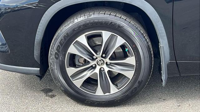 Photo of 2021 Midnight Black Metallic Toyota Highlander