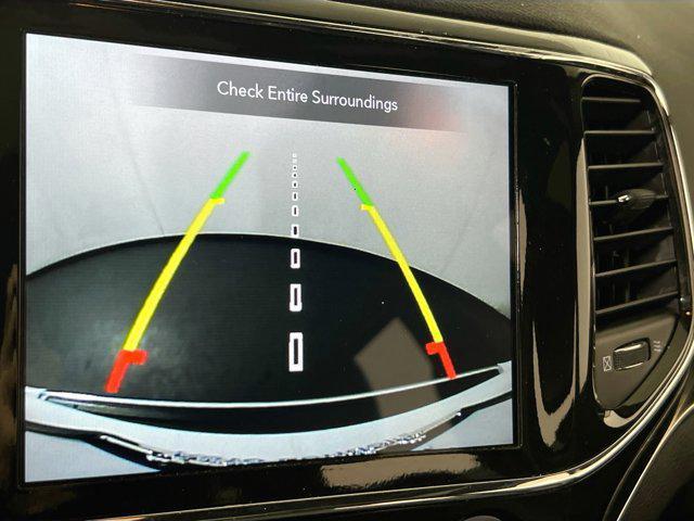 Photo of 2022 Bright White Clearcoat Jeep Grand Cherokee