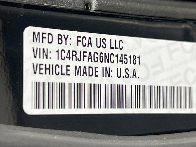 Photo of 2022 Diamond Black Crystal Pearlcoat Jeep Grand Cherokee