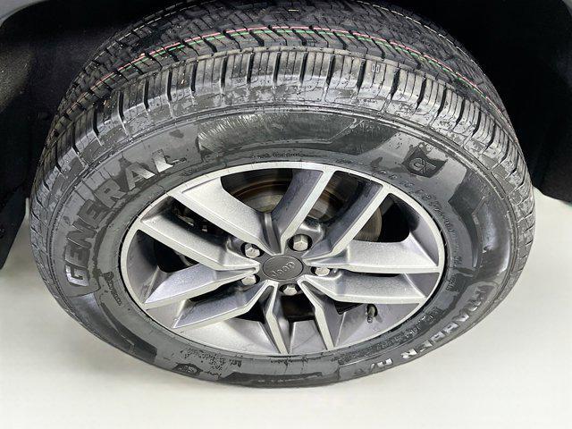 Photo of 2022 Diamond Black Crystal Pearlcoat Jeep Grand Cherokee