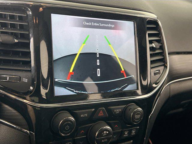 Photo of 2022 Diamond Black Crystal Pearlcoat Jeep Grand Cherokee
