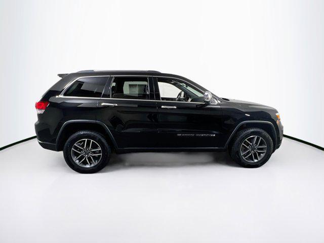 Photo of 2022 Diamond Black Crystal Pearlcoat Jeep Grand Cherokee