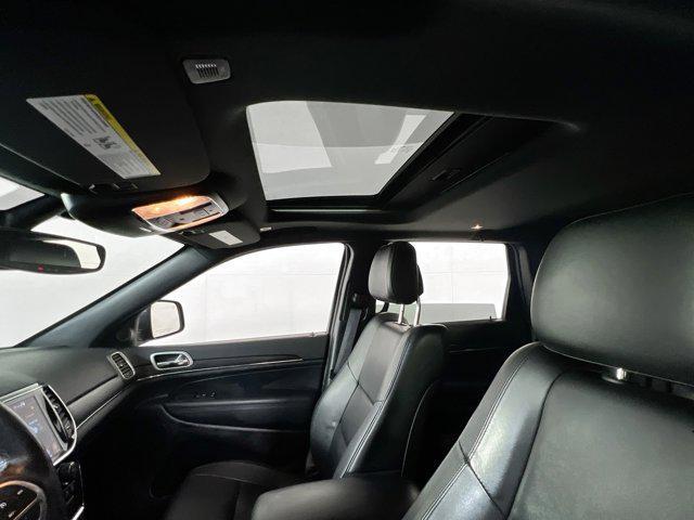 Photo of 2022 Diamond Black Crystal Pearlcoat Jeep Grand Cherokee