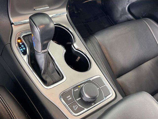Photo of 2022 Diamond Black Crystal Pearlcoat Jeep Grand Cherokee