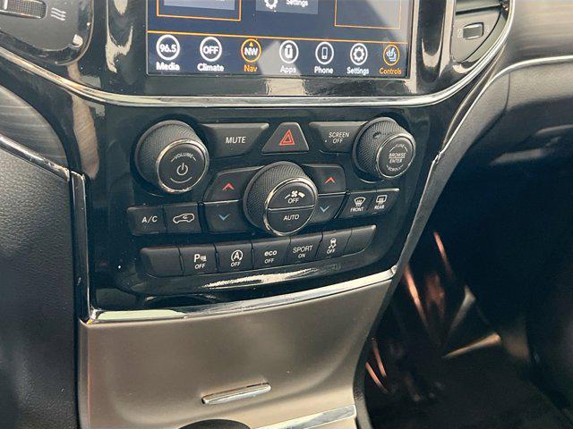 Photo of 2022 Diamond Black Crystal Pearlcoat Jeep Grand Cherokee