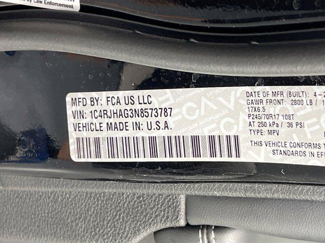 Photo of 2022 Diamond Black Crystal Pearlcoat Jeep Grand Cherokee