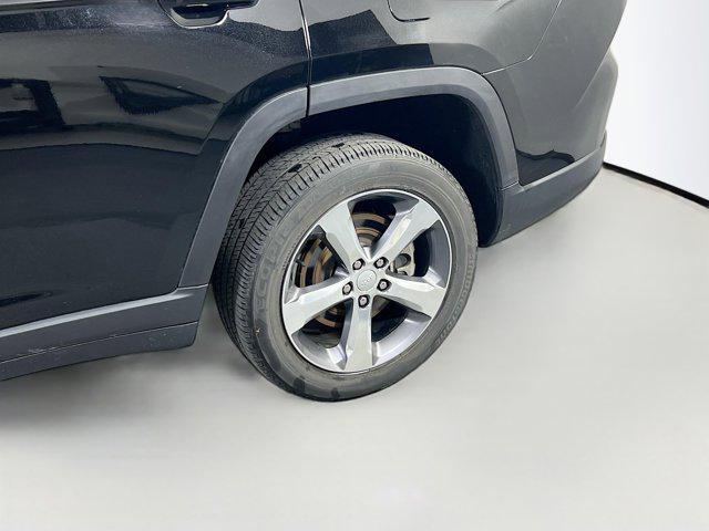 Photo of 2021 Diamond Black Crystal Pearlcoat Jeep Grand Cherokee L