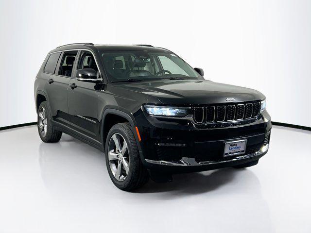 Photo of 2021 Diamond Black Crystal Pearlcoat Jeep Grand Cherokee L