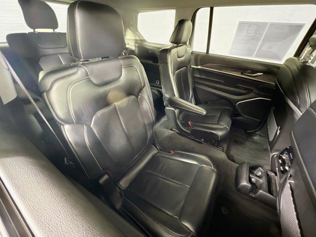 Photo of 2021 Diamond Black Crystal Pearlcoat Jeep Grand Cherokee L